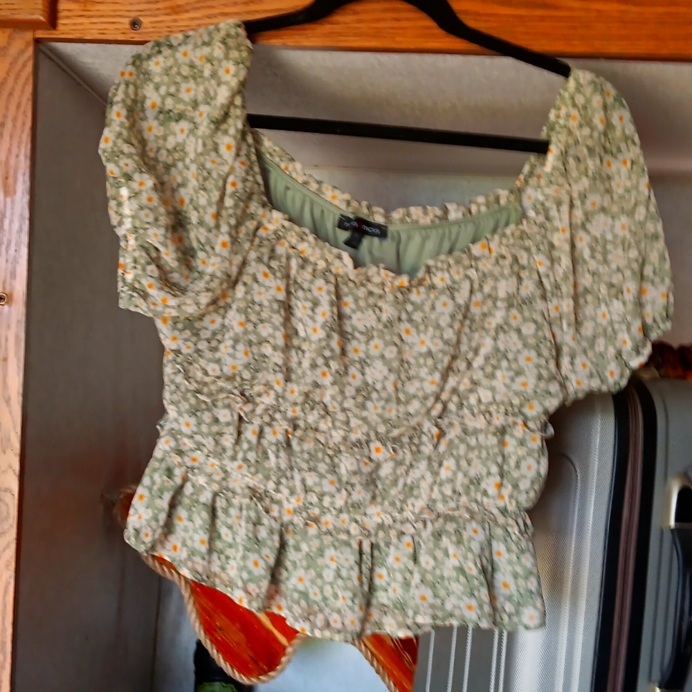 Size xl daisy crop top